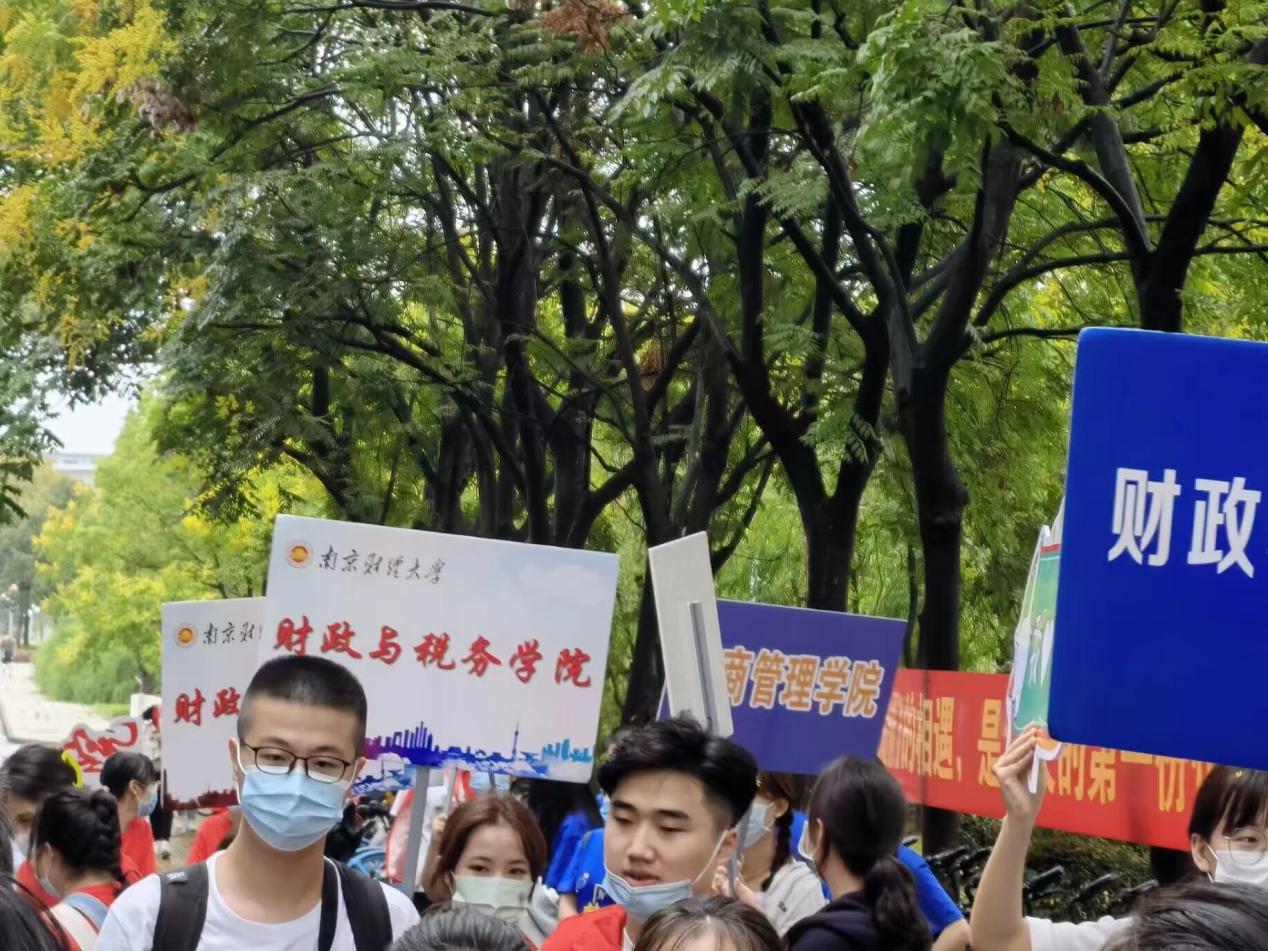 亚洲色情
志愿者迎接新生