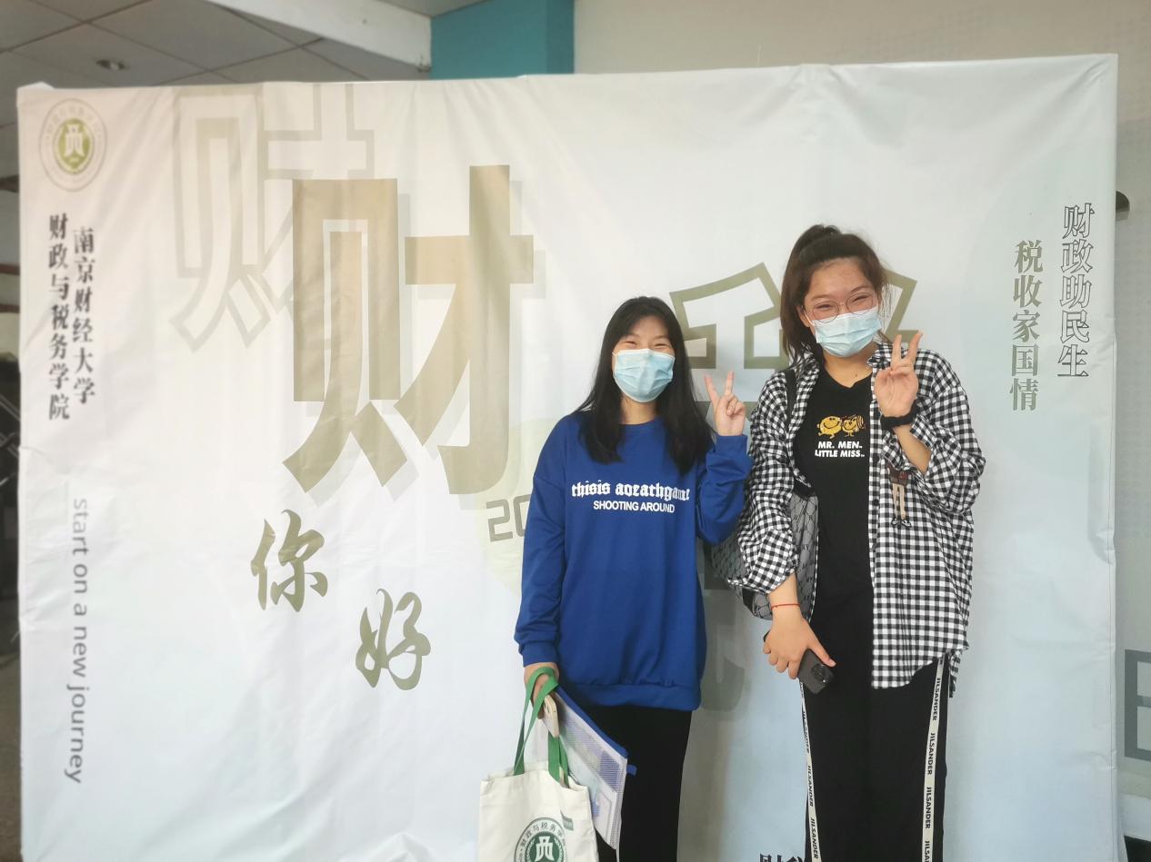 亚洲色情
新生拿到礼物后合影